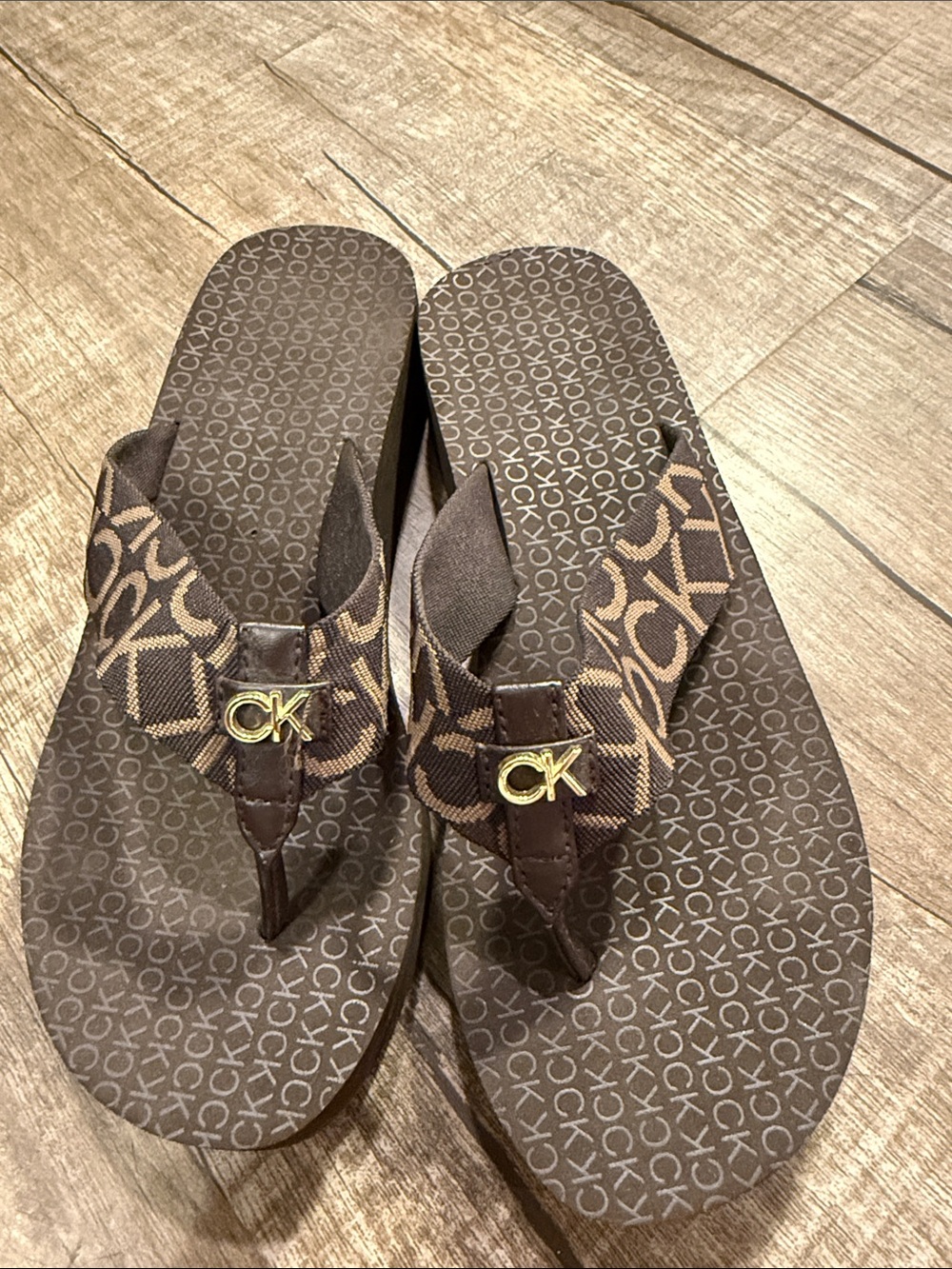 5/$15 Calvin Klein Brown Monogram Logo Thong Sandals with Gold Hardware size 7.5
